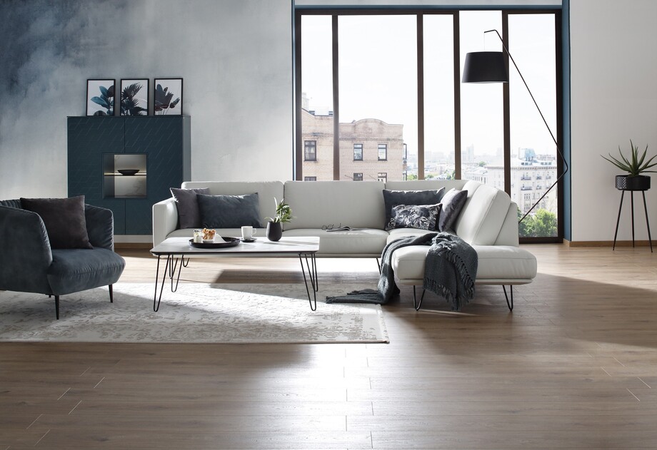 Im minimalistischen Wohnzimmer helle und dunkle Möbel kombinieren