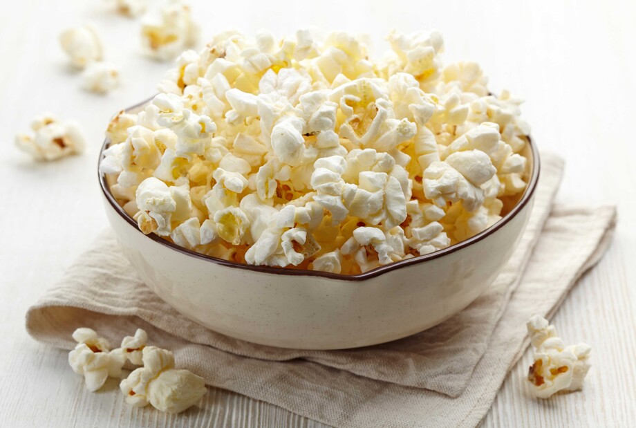 Popcorn genießen im Hollywood Regency Wohnzimmer