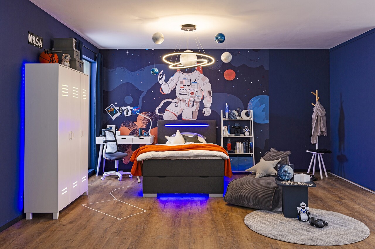 Das Kinderzimmer "Kids Planet" im Weltraumlook bietet eine tolle Tapete mit Astronautenmotiv und viele passende Einrichtungsgegenstände und Accessoires.