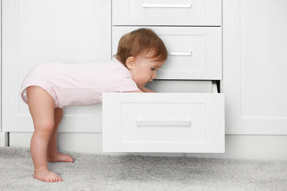 Polsterung von Möbelecken für mehr Sicherheit im Babyzimmer